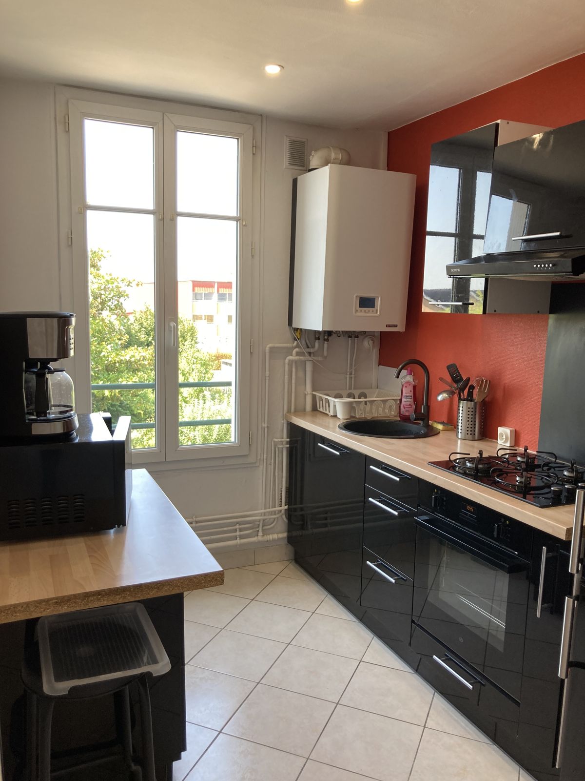Cuisine équipée avec plaque de cuisson, four et réfrigérateur