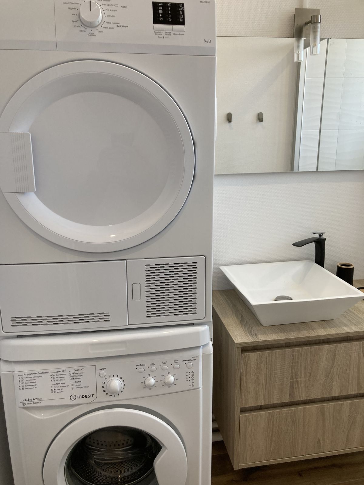 Coin lave-linge et sèche-linge attenant à la salle de bain
